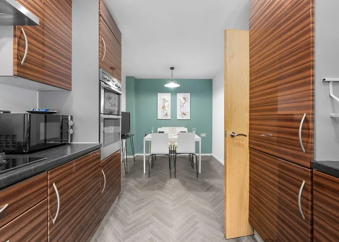 Дом отдыха Luxury 4 Bed Home, Garden, Parking, 3 Baths Манчестер