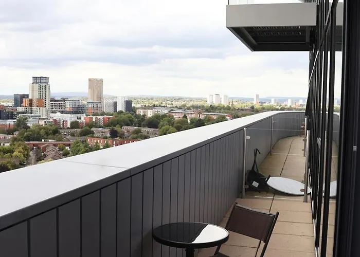 Luxury 2 Bed 13th Floor View Of Old Trafford