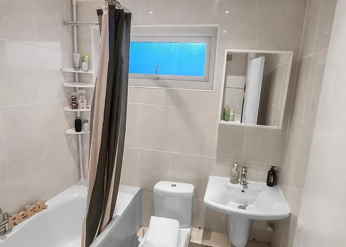 Ferienhaus Spacious 3br Near Etihad And Coop Live Free Parking *