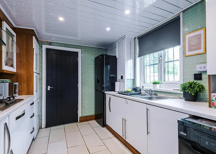 3br Salford Sleeps 7 Kitchen Parking Holiday home *