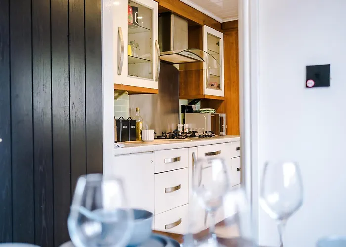 3br Salford Sleeps 7 Kitchen Parking