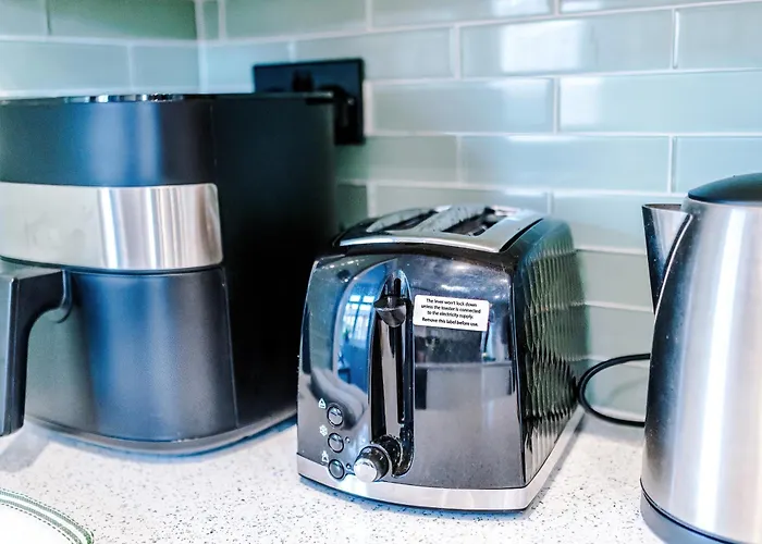 3br Salford Sleeps 7 Kitchen Parking Manchester