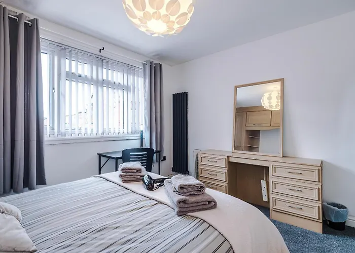 3br Salford Sleeps 7 Kitchen Parking Holiday home *