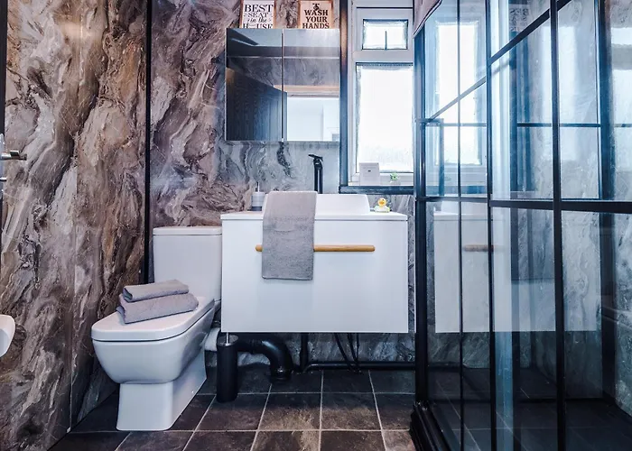 Holiday home 3br Salford Sleeps 7 Kitchen Parking *