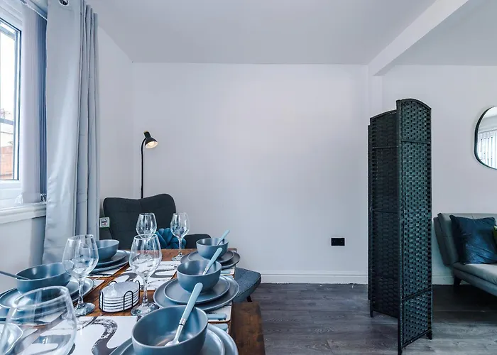 3br Salford Sleeps 7 Kitchen Parking Manchester