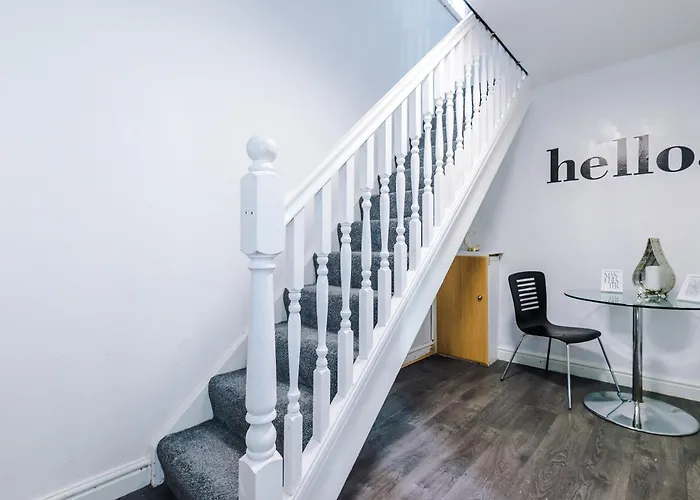 Holiday home 3br Salford Sleeps 7 Kitchen Parking