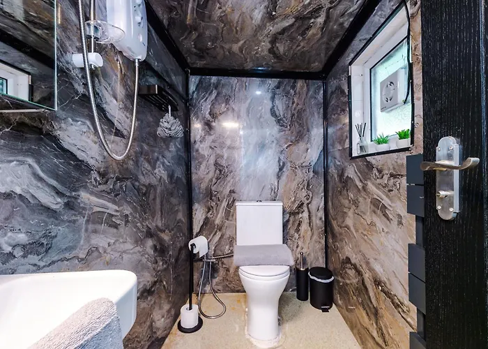 3br Salford Sleeps 7 Kitchen Parking *