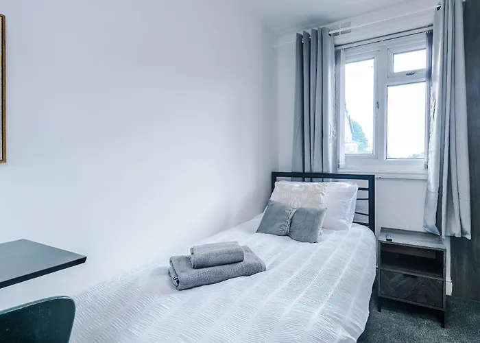 3br Salford Sleeps 7 Kitchen Parking Holiday home Manchester