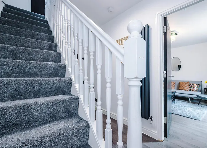 Holiday home 3br Salford Sleeps 7 Kitchen Parking *