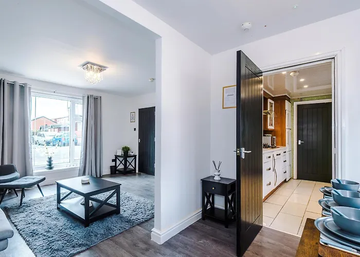 3br Salford Sleeps 7 Kitchen Parking Holiday home *