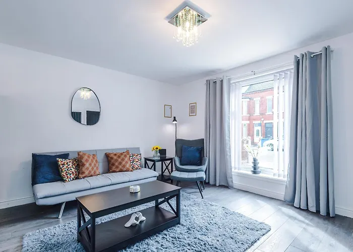 Holiday home 3br Salford Sleeps 7 Kitchen Parking Manchester