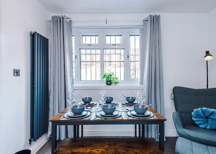 3br Salford Sleeps 7 Kitchen Parking Holiday home