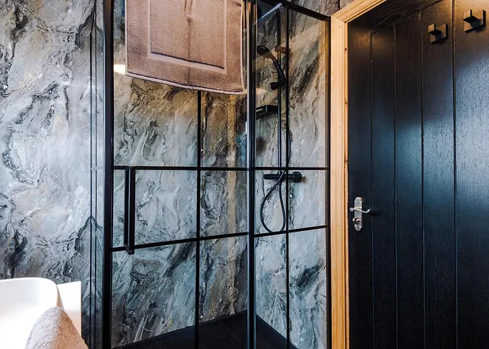 3br Salford Sleeps 7 Kitchen Parking Holiday home Manchester