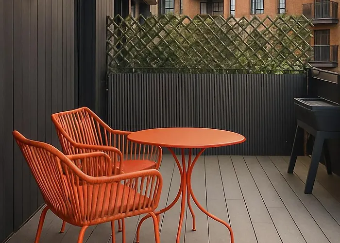 Modern Centre 2 Bedroom With Large Balcony *