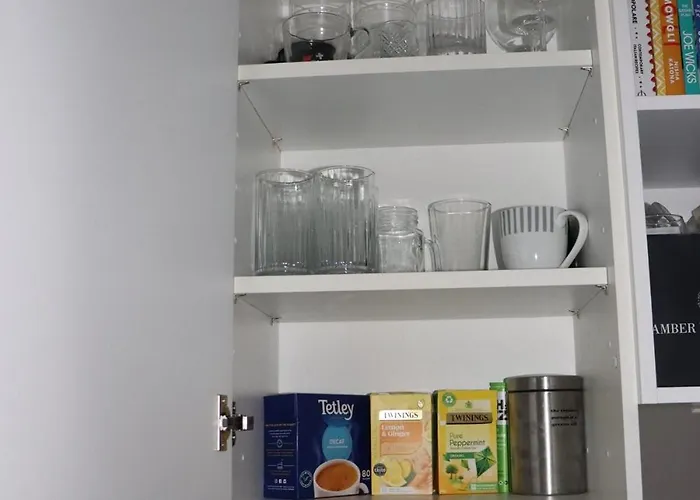 Modern Centre 2 Bedroom With Large Balcony Appartement *