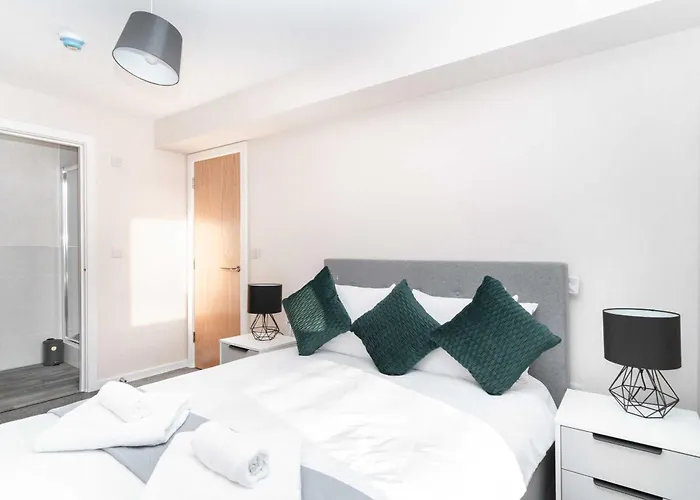 Bright & Spacious 2 Bedroom *