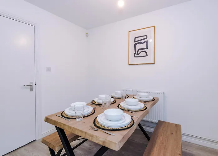 Modern 3 Bedroom - Driveway Parking For 2 Vehicles, Close To Centre *