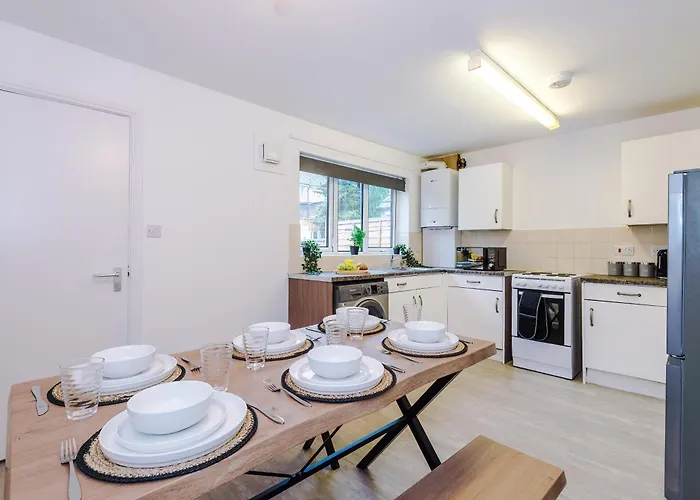 Modern 3 Bedroom - Driveway Parking For 2 Vehicles, Close To Centre Manchester