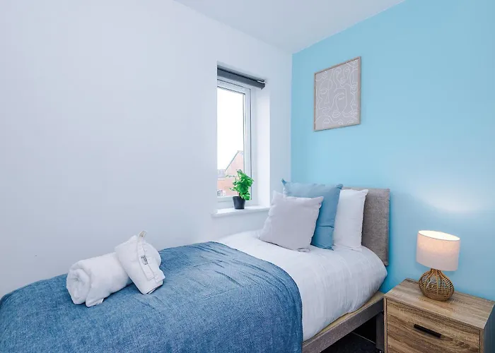 Modern 3 Bedroom - Driveway Parking For 2 Vehicles, Close To Centre