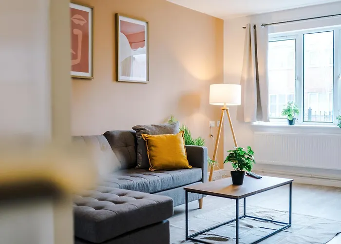 Modern 3 Bedroom - Driveway Parking For 2 Vehicles, Close To Centre