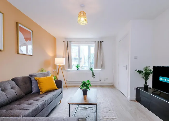 Modern 3 Bedroom - Driveway Parking For 2 Vehicles, Close To Centre