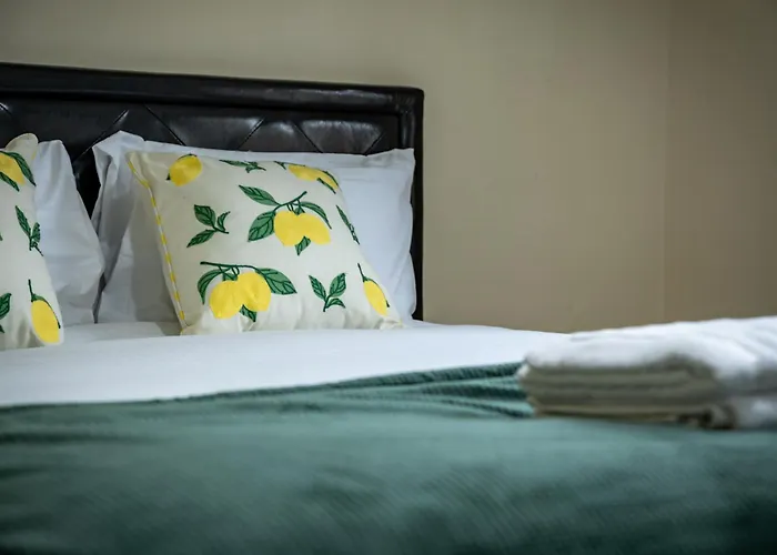 Modern 4 Bedroom Detached House 66cl Manchester