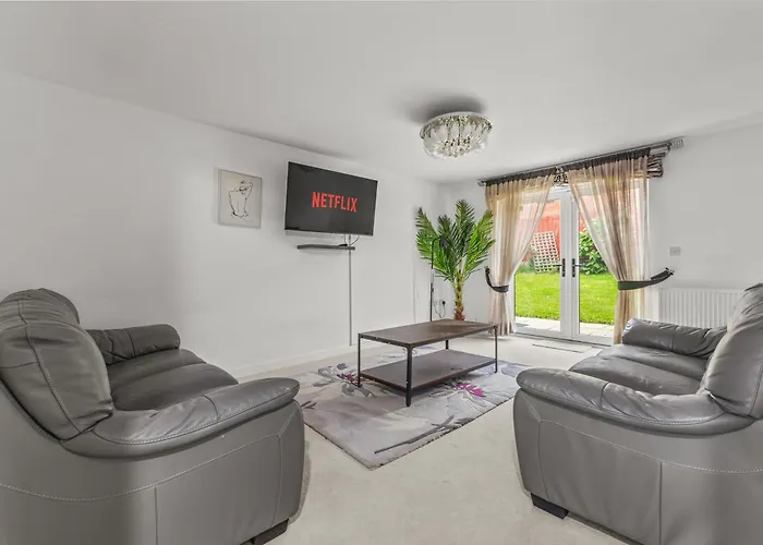 Modern 4 Bedroom Detached House 66cl Casa de Férias Manchester