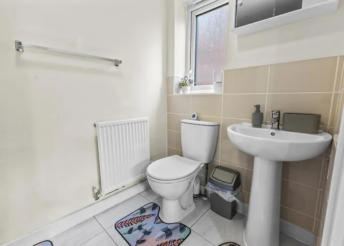 Casa de Férias Modern 4 Bedroom Detached House 66cl Manchester