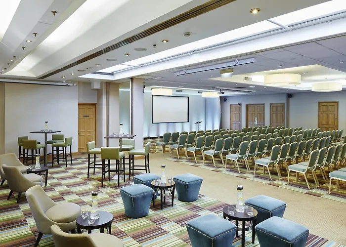 Marriott Victoria & Отель 4*