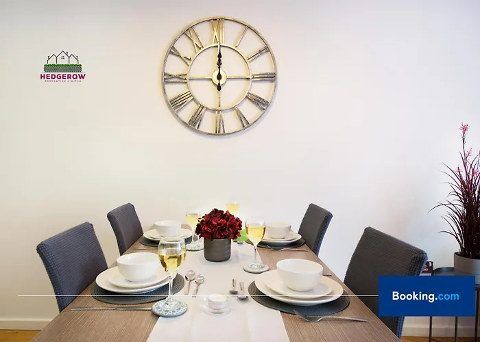 Premium Deals On Modern 2 -bed 2-bath For Movers & Pros By Hedgerow L Embrace Comfort And Ease With Our Inviting 2 Bedroom L Attractions Like Science And Industry Museum, Museum & Art Gallery 公寓