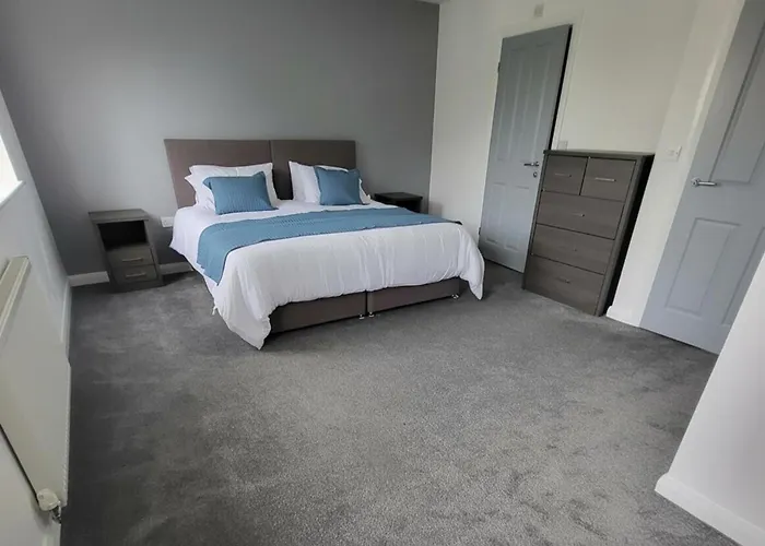 4 Bedroom - Sleeps 7 Pet Friendly & Parking Манчестер