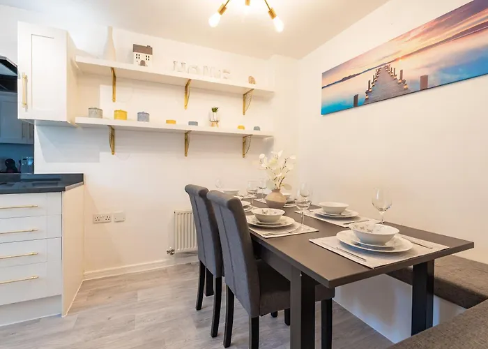 Cheerful 4-bedroom House With Multiple Car Parking 曼彻斯特