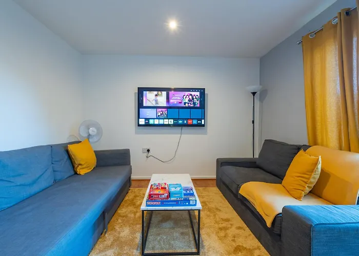 Cheerful 4-bedroom House With Multiple Car Parking 度假居 *