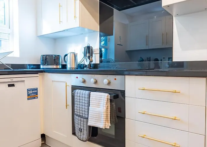 Cheerful 4-bedroom House With Multiple Car Parking 曼彻斯特