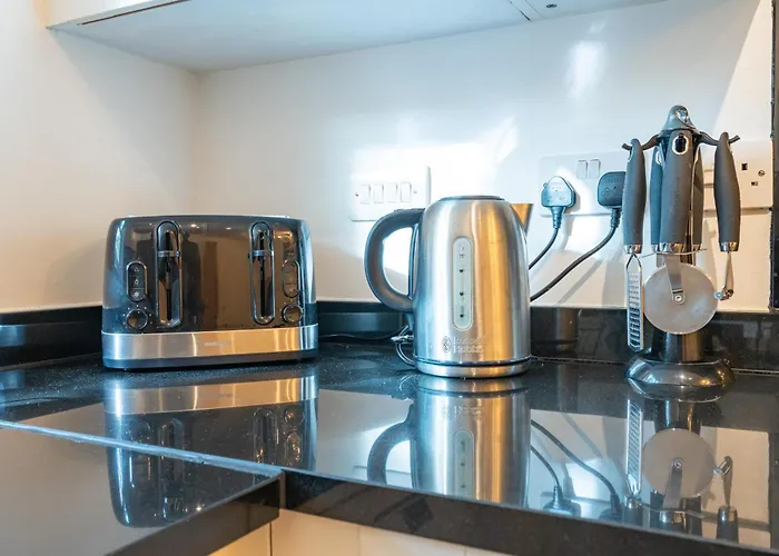 Cheerful 4-bedroom House With Multiple Car Parking 度假居 *