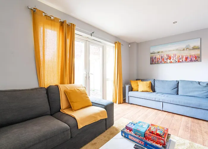 Cheerful 4-bedroom House With Multiple Car Parking 曼彻斯特