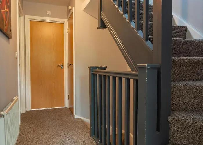 Cheerful 4-bedroom House With Multiple Car Parking 曼彻斯特