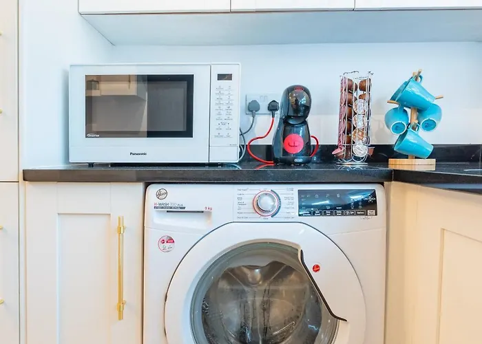 Cheerful 4-bedroom House With Multiple Car Parking 度假居 *