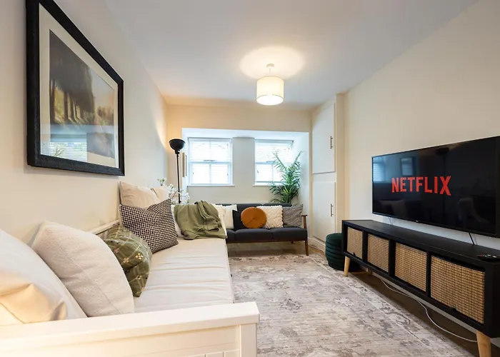 別荘 Luxury Spacious 3-bed Oasis Just 10 Mins From Centre With Free Parking *