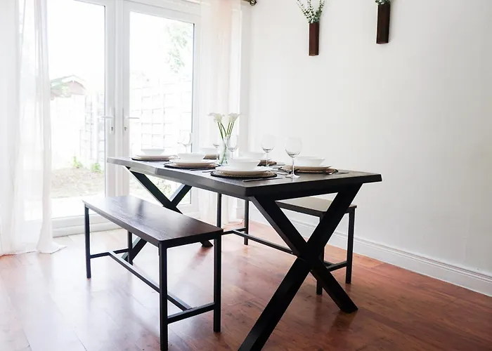 Spacious 3Br Weekend Getaway Home Near Etihad And Coop Live - Free Parking! Manchester