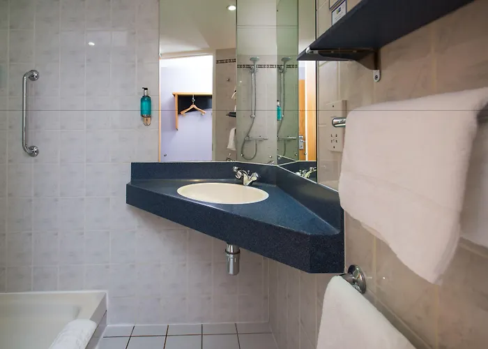 Express East By Ihg Hotel