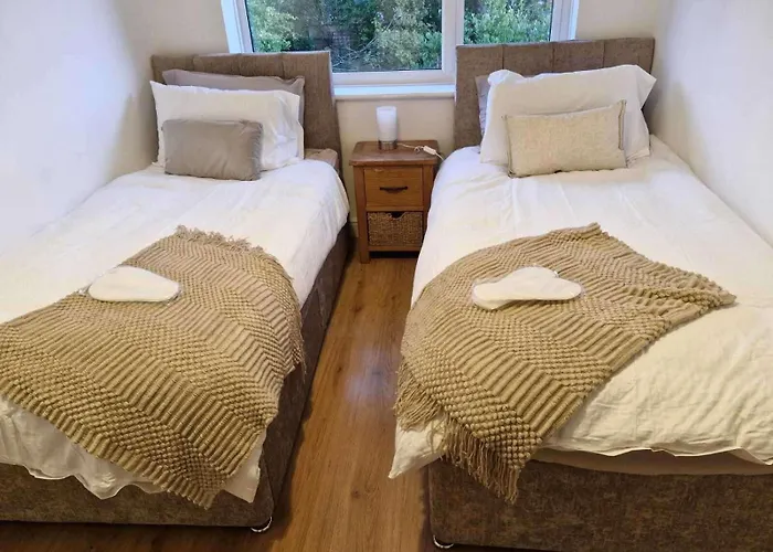 Feriehus Sleeps 5 - Free Parking Wifi Near Airport & Manchester