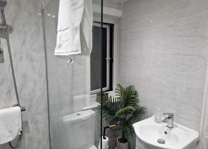 Sleeps 5 - Free Parking Wifi Near Airport & *