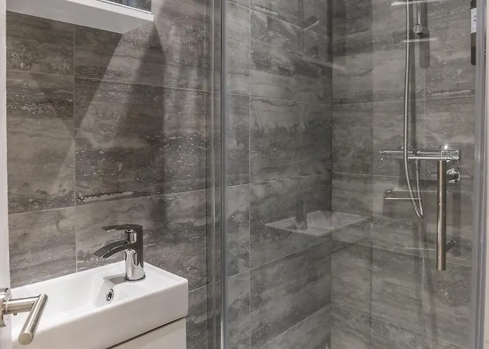 Cosy Stylish 5-bed 3-bath, With Free Wi-fi, Garden And Parking * Mánchester