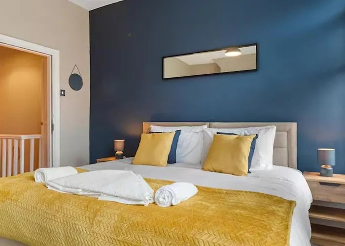 Dom wakacyjny Stylish 3-bedroom 14mins To Co-op Live Arena Manchester