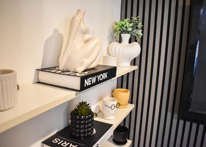 New 3 Bedroom Stylish With Drive & Garden 맨체스터