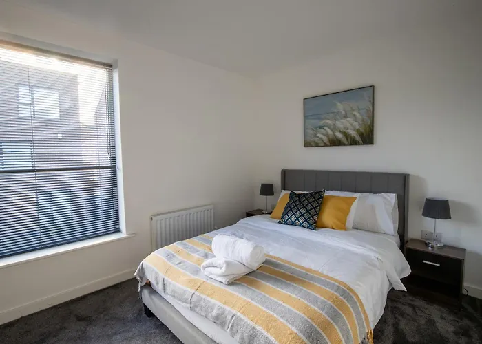 Luxury Deluxe - 4 Bedrooms - 6 Beds - 10 Guests - Private Parking - Contractors Welcome - Trafford Stretford