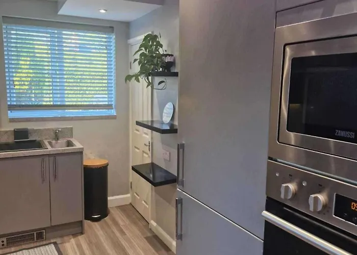 Sleeps 5 - Free Parking Wifi Near Airport & * 맨체스터