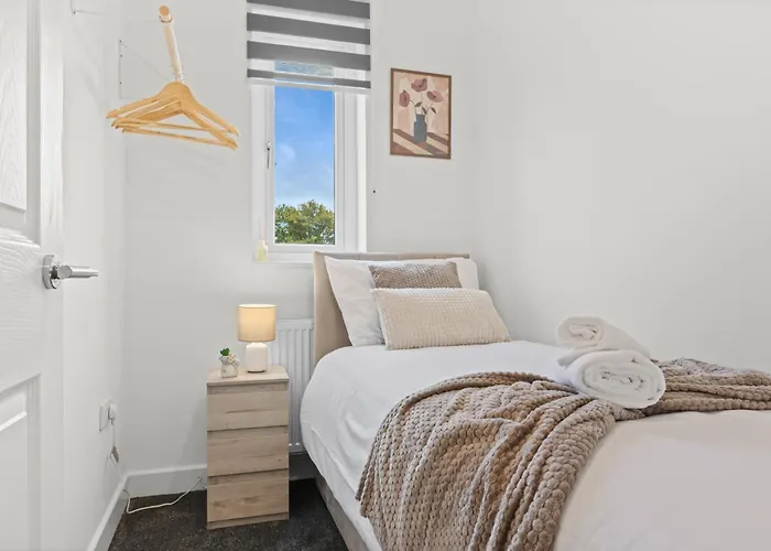 Cosy Stylish 5-bed 3-bath, With Free Wi-fi, Garden And Parking Сasa de vacaciones Mánchester