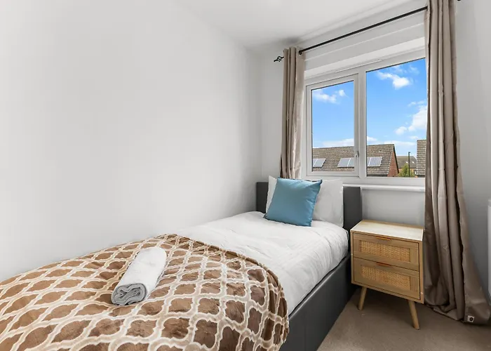 3 Bedroom House With 5 Beds And Parking 18lw * Manchester